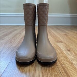 Women’s raining boots